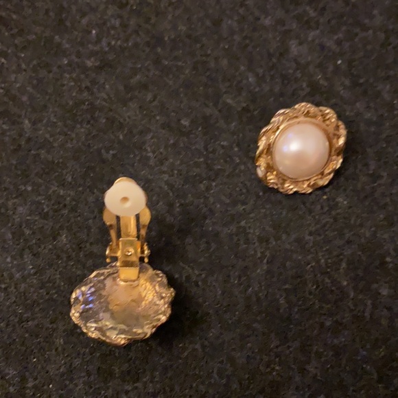 Vintage Gold faux pearl clip-on earrings - Picture 3 of 8
